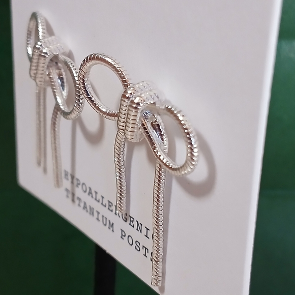 💥NEW💥❤️Madewell❤️Snake Chain Light Silver Beautiful Bow Earrings💥 - Picture 4 of 8